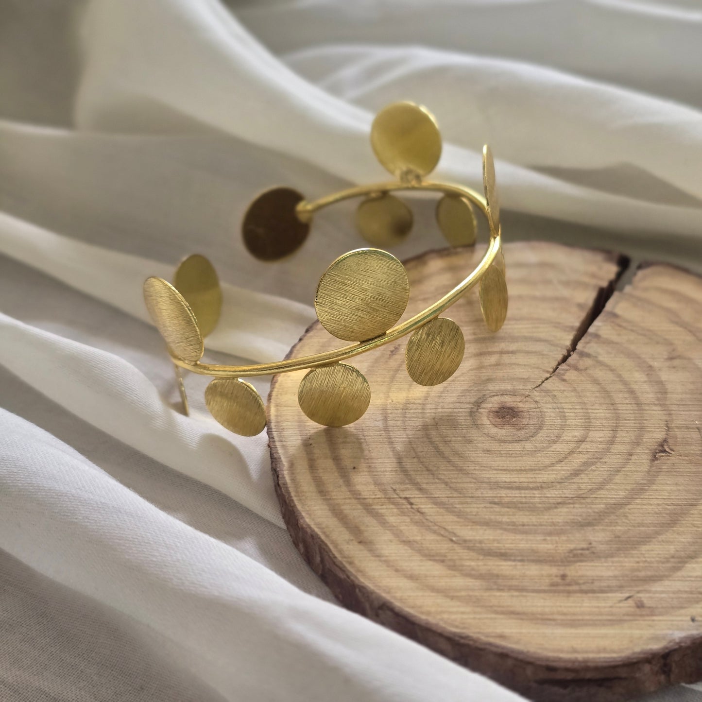 Circular disc cuff 1