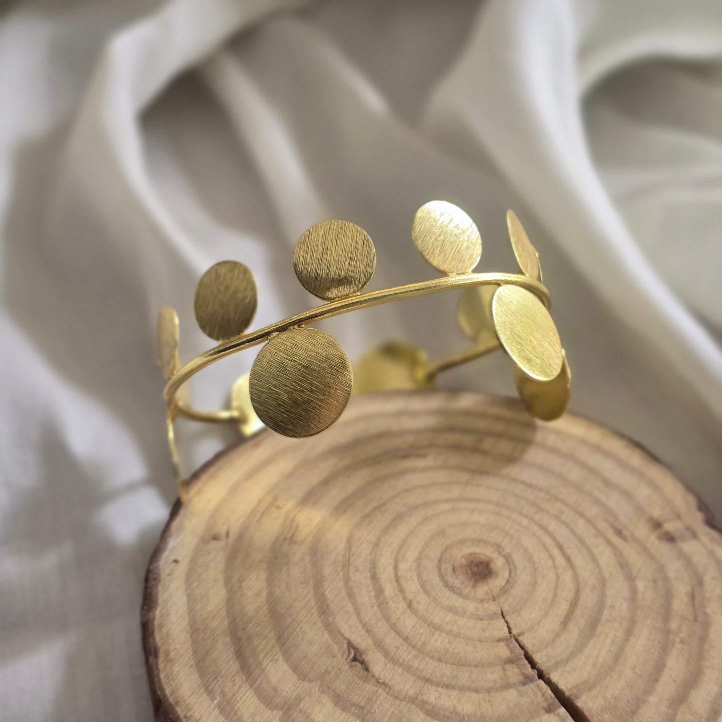 Circular disc cuff 1