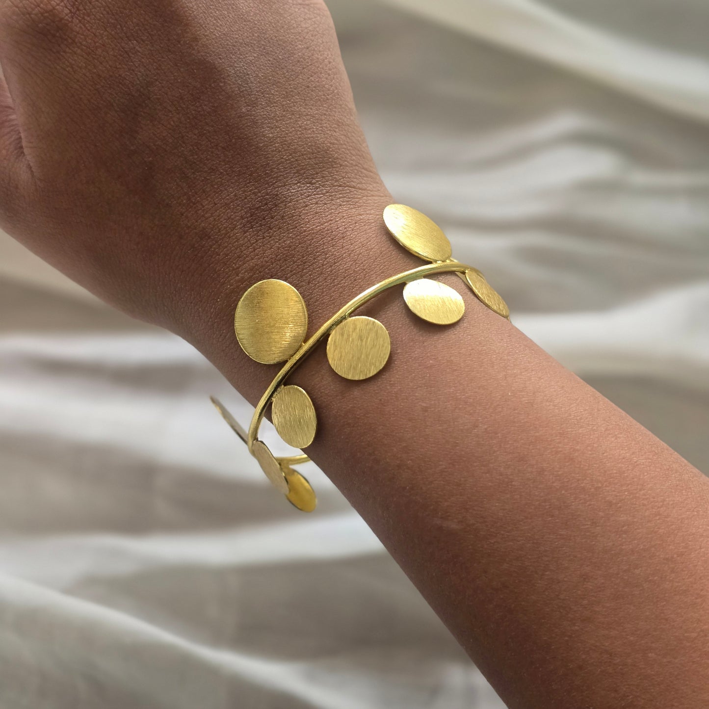 Circular disc cuff 1