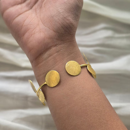 Circular disc cuff 1