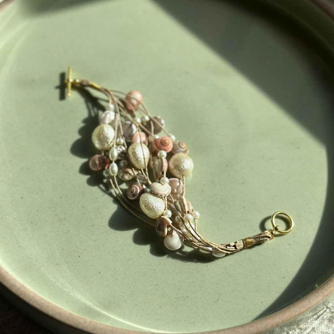 Shells and pearls bracelet