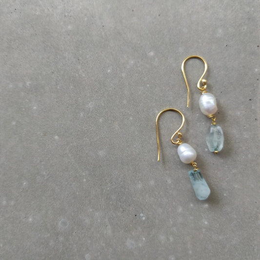 Petite earrings - aquamarine & pearl