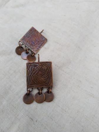 Square disc earrings with linear texture