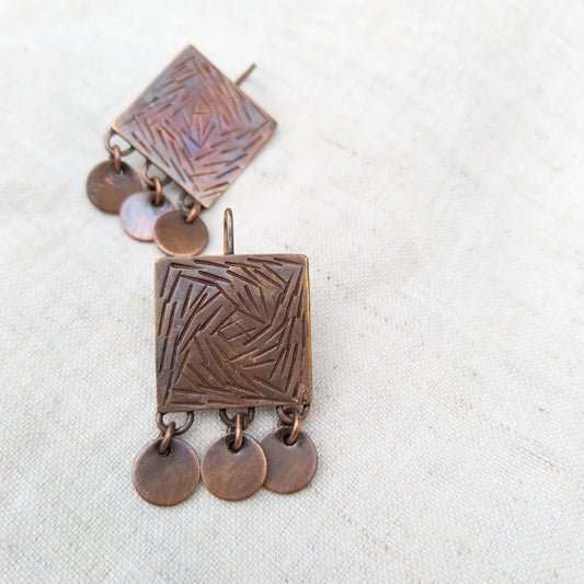 Square disc earrings with linear texture