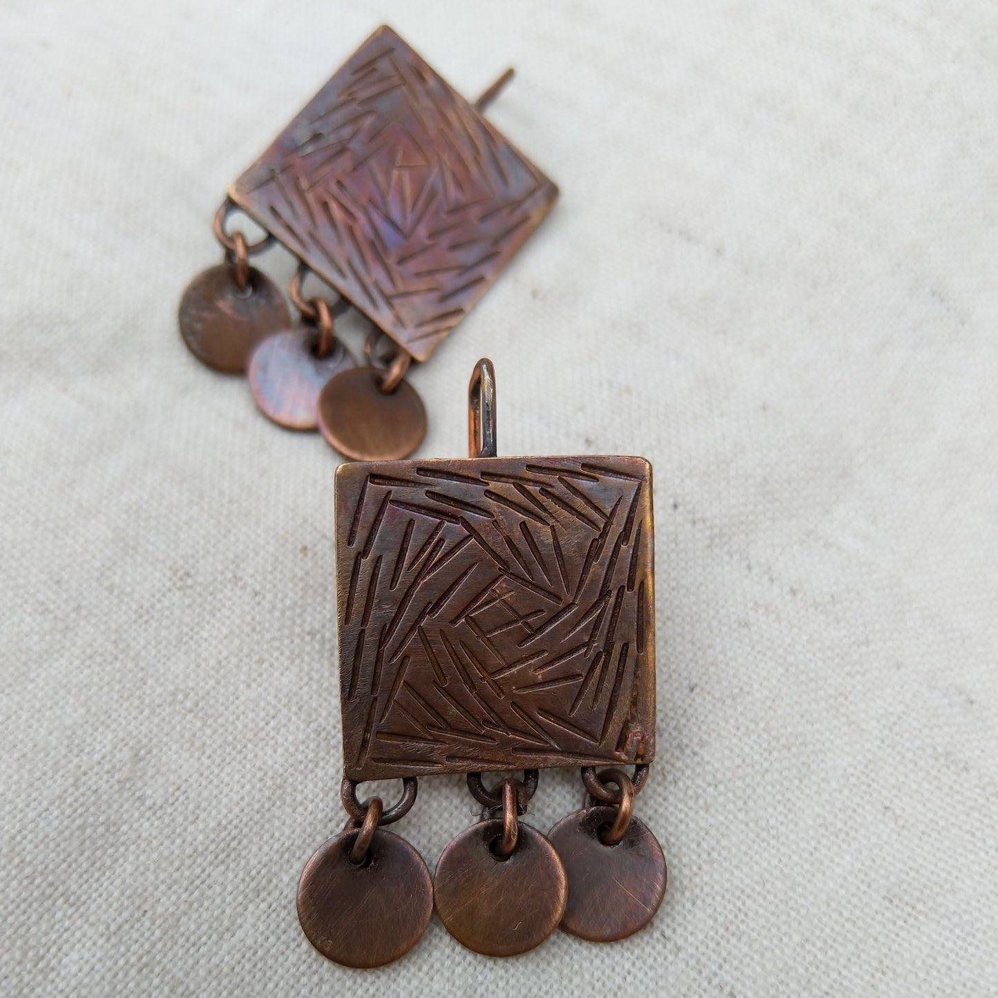Square disc earrings with linear texture