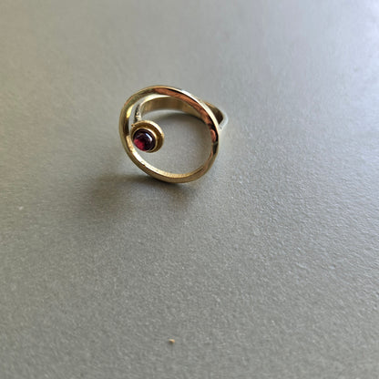 Circle ring - garnet