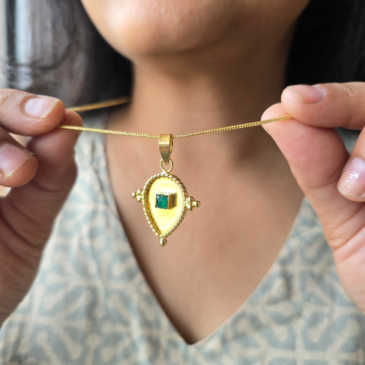 Verdant leaf pendant