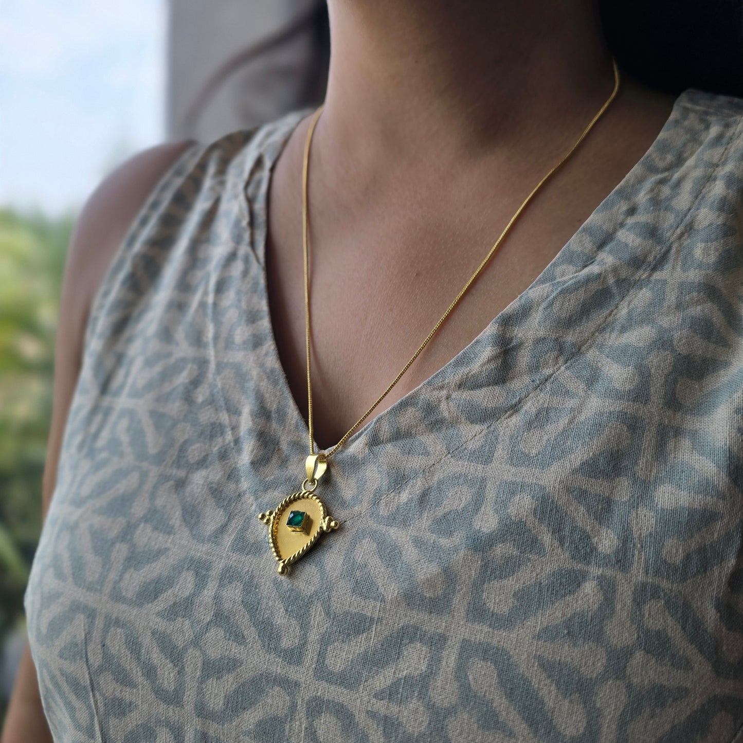 Verdant leaf pendant