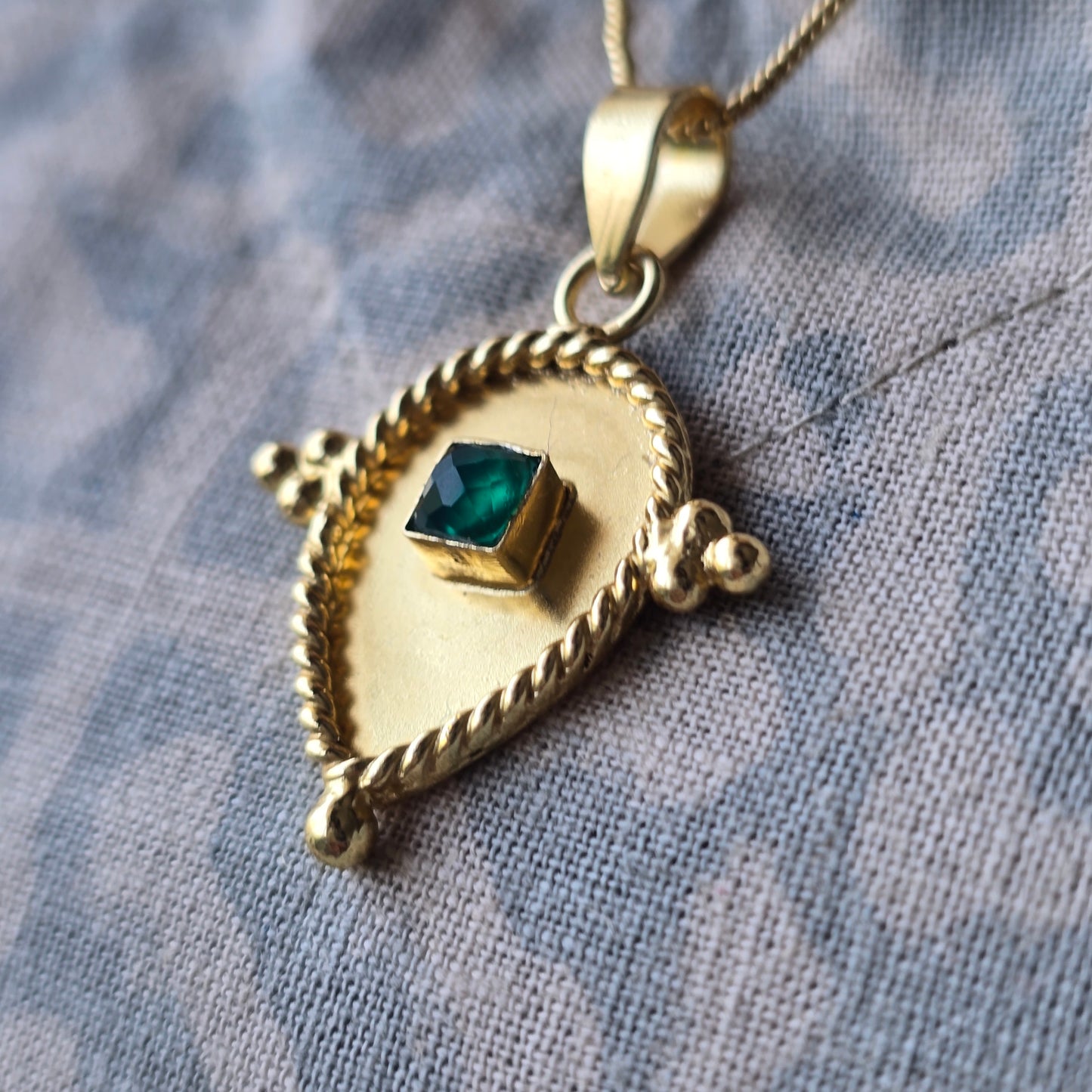 Verdant leaf pendant