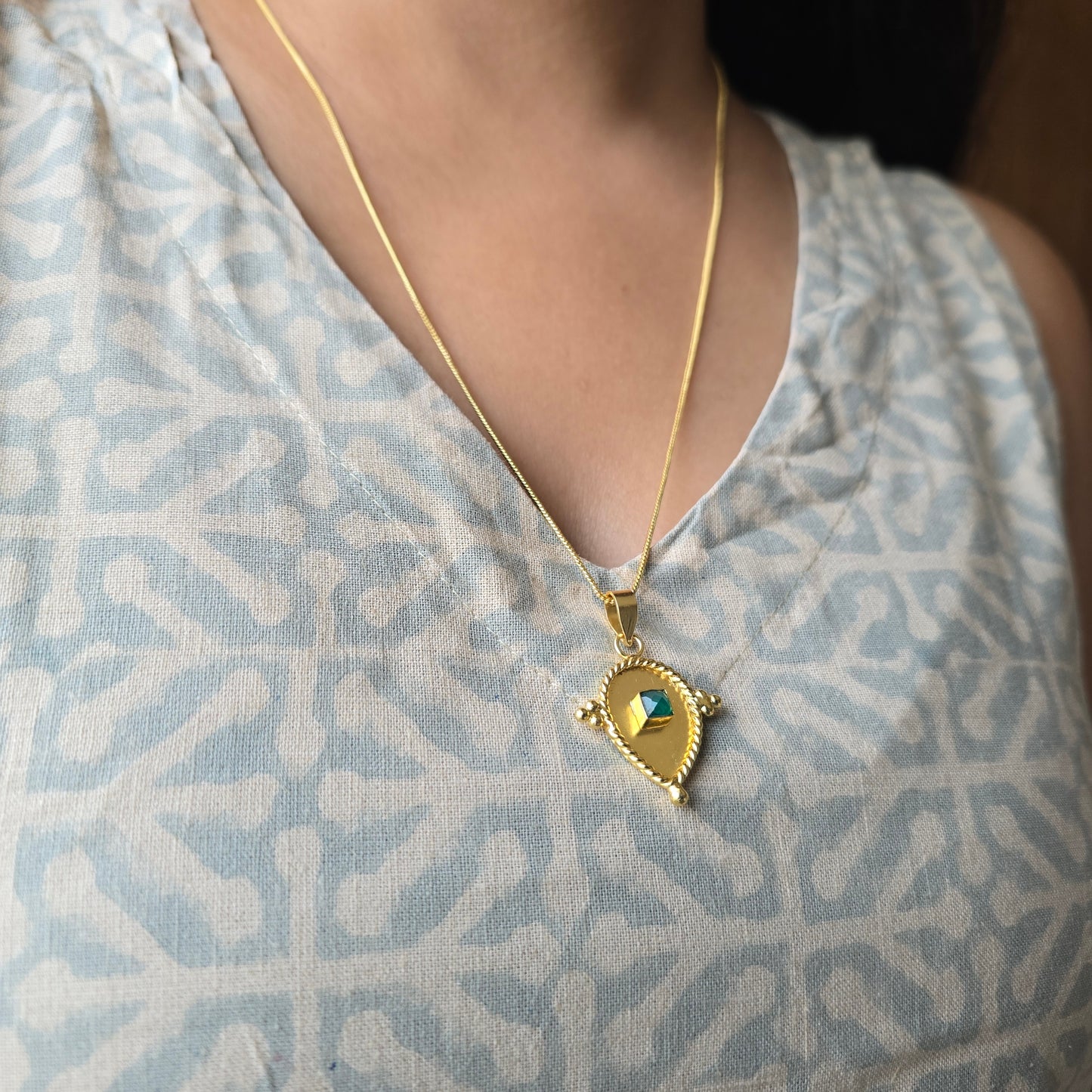 Verdant leaf pendant