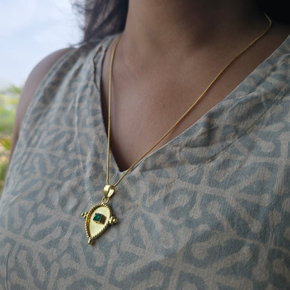 Verdant leaf pendant